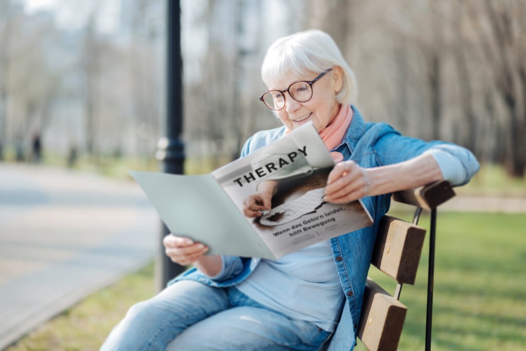 THERAPY-Magazine, Senior with Magazine